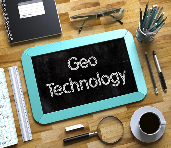 Geo tecnologia escrita à mão em Chalkboard pequeno . — Fotografia de Stock