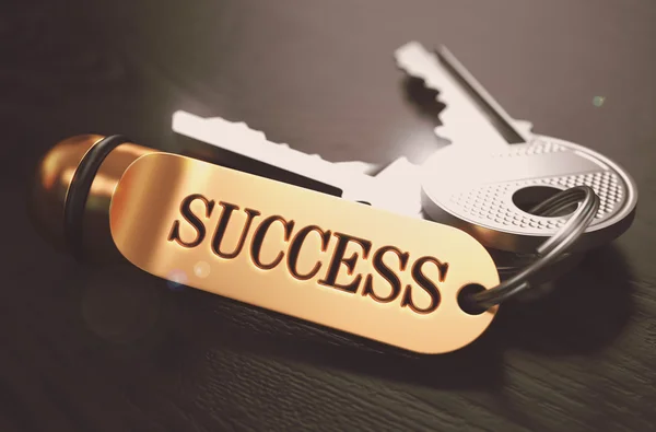 Sleutels tot succes concept op gouden sleutelhanger. — Stockfoto