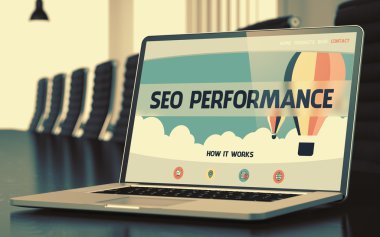 Seo Performans Kavramı ile Laptop Açılış Sayfası.