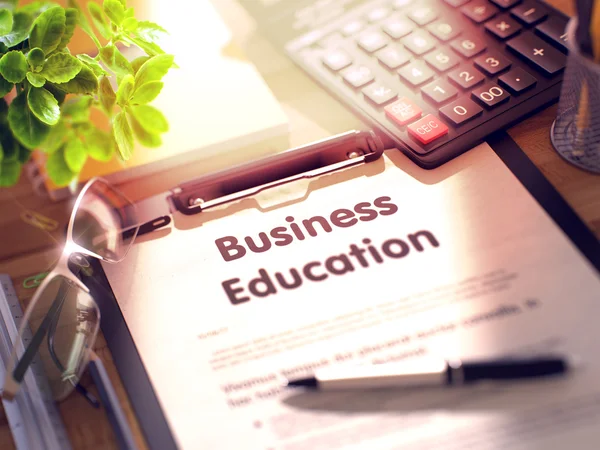 Portapapeles con concepto de educación empresarial . — Foto de Stock