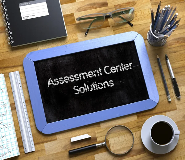Assessment center oplossingen concept op kleine schoolbord. — Stockfoto