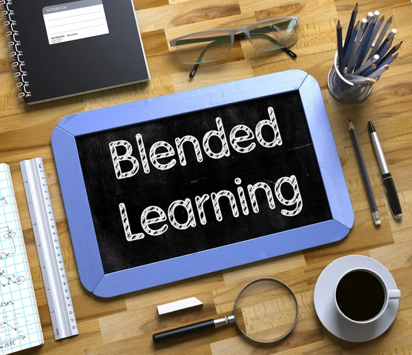 Blended learning concept op klein schoolbord. — Stockfoto