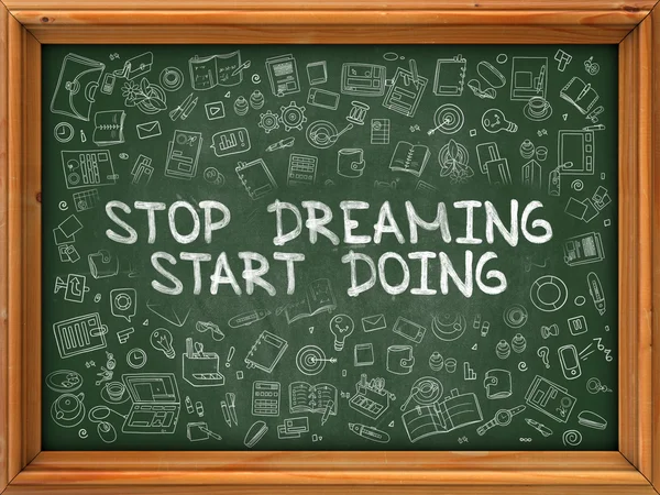 Hand gezeichnet Stop Dreaming Start auf grüner Kreidetafel. — Stockfoto