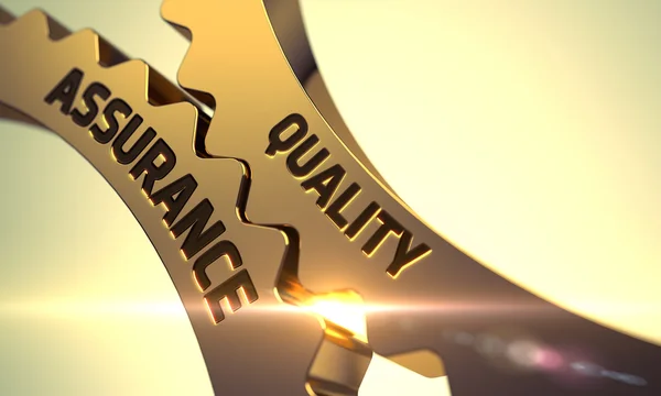 Engranajes metálicos dorados con concepto de garantía de calidad . —  Fotos de Stock