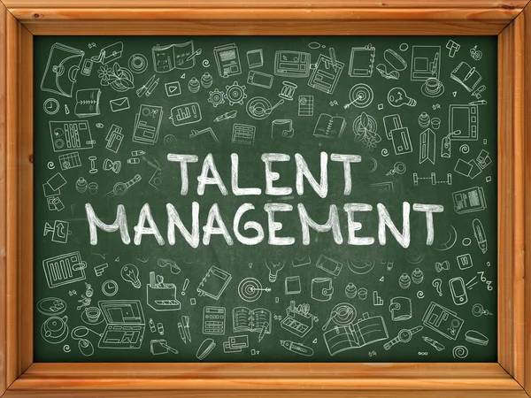 Talent management-hand getekend op groen schoolbord. — Stockfoto