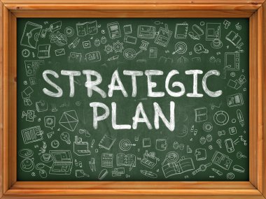 Stratejik Plan Kavramı. Doodle Simgeleri ile Yeşil Tebeşir Tahtası.