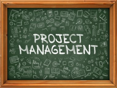 El Çizilmiş Proje Yönetimi ile Yeşil Chalkboard.