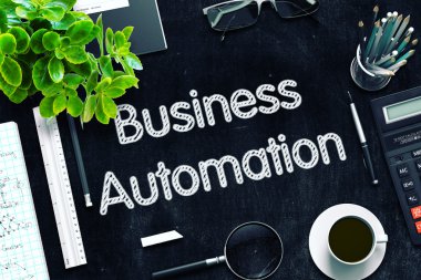 İş Otomasyonu ile Siyah Chalkboard. 3d Rendering.