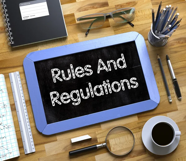 Regels en voorschriften op kleine schoolbord. 3d. — Stockfoto