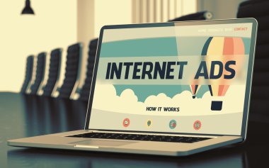 Konferans Odasında Laptop Üzerinde İnternet Reklamları. 3d.