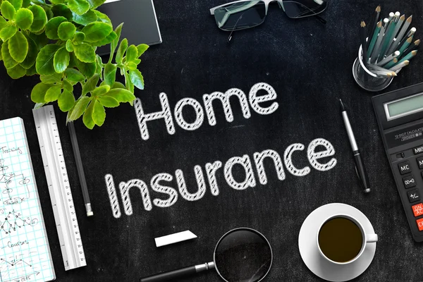 Home Insurance op zwarte schoolbord. 3D-rendering. — Stockfoto