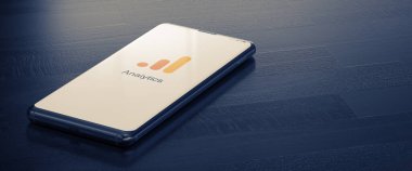 KYIV, UKRAINE-ARALIK, 2020: Akıllı Telefon Ekranında Google Analizleri.