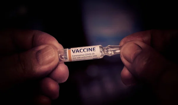 Vaccine COVID-19 Медична ампула. — стокове фото