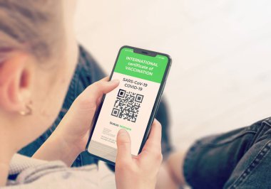 COVID-19: Cep telefonu ekranında dijital yeşil sertifikalar.