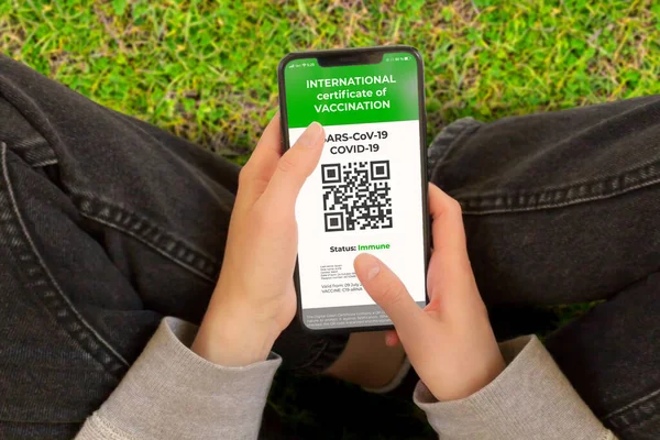 COVID-19: Digitale grüne Zertifikate auf dem Handy-Bildschirm. — Stockfoto