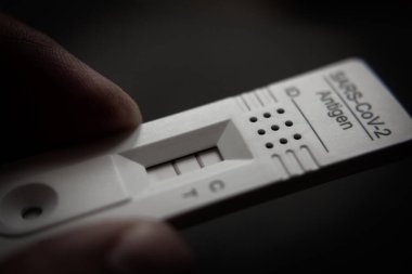 COVID-19 için Hızlı Test Kullanılarak Pozitif Test Sonuçları