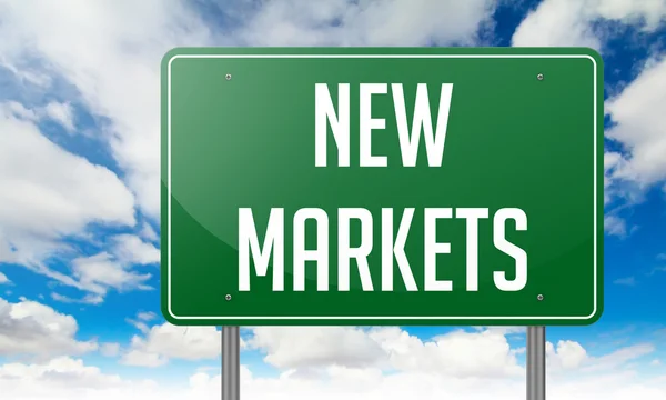 Nové trhy na dálnici rozcestník. — Stock fotografie