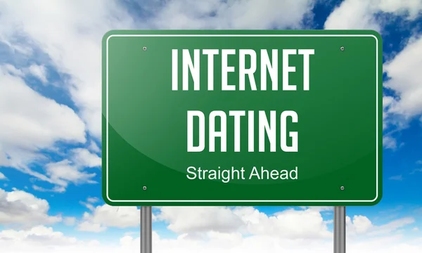 Internet dating på gröna motorvägen skyltat. — Stockfoto