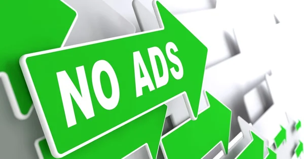No Ads on Green Direction Arrow Sign. — Stock Photo, Image