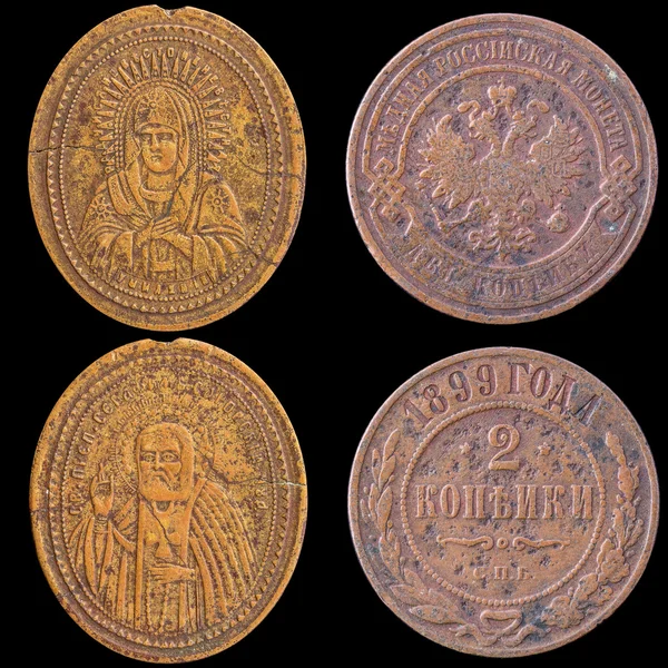 Duas moedas russas antigas em um fundo preto . — Fotografia de Stock
