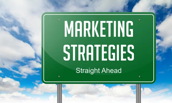 Marketing strategieën op Highway Signpost. — Stockfoto