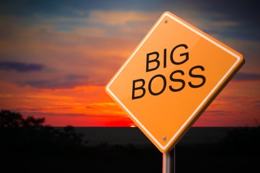 Uyarı yol işaret üzerinde büyük patron.