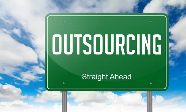 Outsourcing, a zöld autópálya tábla. — Stock Fotó