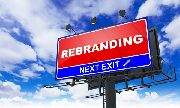 Rebranding nápis na červené Billboard. — Stock fotografie