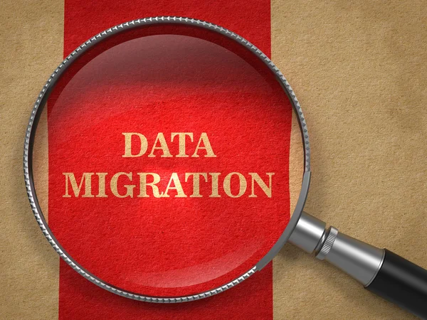Migración de datos a través de lupa . —  Fotos de Stock