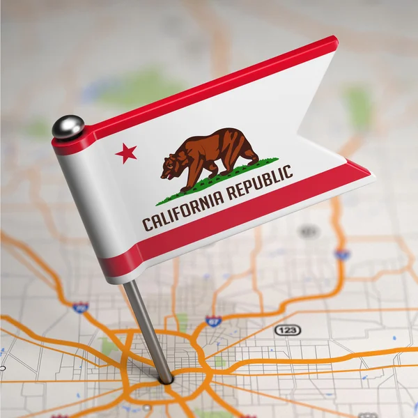 Bandeira pequena da Califórnia em um fundo de mapa . — Fotografia de Stock