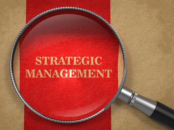 Managementul strategic - Mărirea sticlei pe hârtia veche . — Fotografie, imagine de stoc