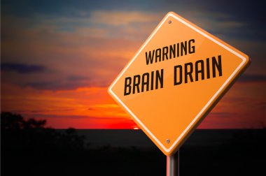 Beyin göçü uyarı yol işareti.