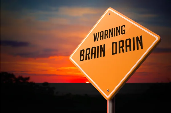 Dreno cerebral no sinal de aviso de estrada . — Fotografia de Stock