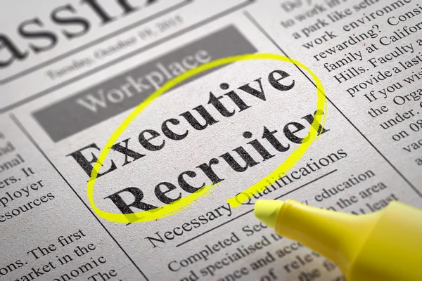 Vagas de recrutador executivo em jornal . — Fotografia de Stock