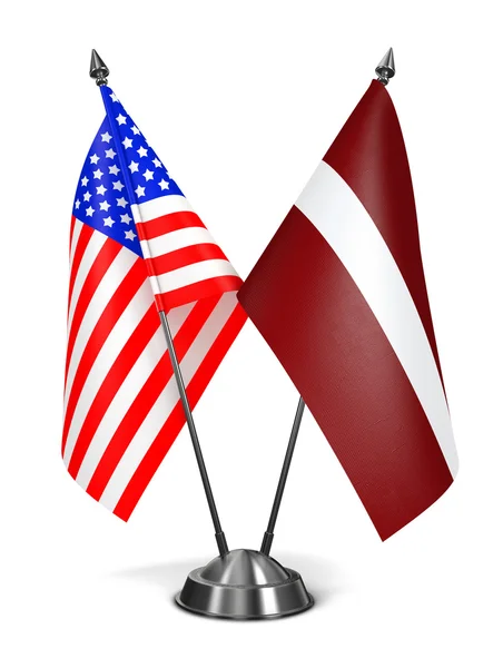 USA i Łotwa - miniaturowe flagi. — Zdjęcie stockowe