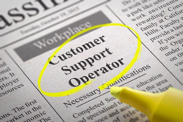Customer Support operatör vakans i tidningen. — Stockfoto
