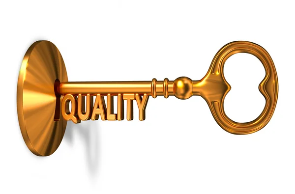 Kwaliteit - gouden sleutel is in het sleutelgat ingevoegd. — Stockfoto