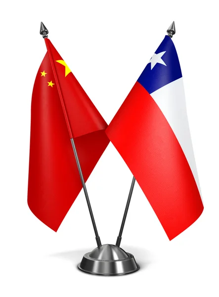 Chiny i Chile - miniaturowe flagi. — Zdjęcie stockowe