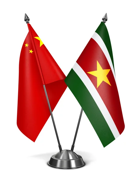 Chiny i Surinam - miniaturowe flagi. — Zdjęcie stockowe
