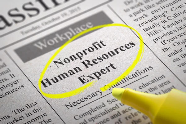 Non-profitorganisatie menselijke hulpbronnen deskundige vacature in krant. — Stockfoto