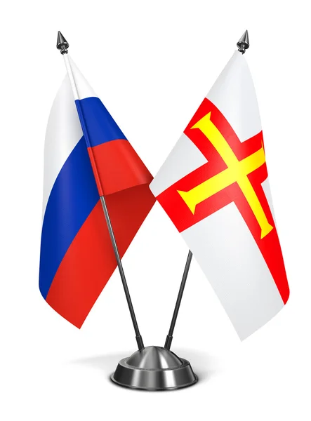 Russland und Guernsey - Miniaturfahnen. — Stockfoto