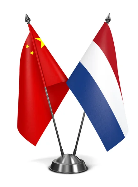 Chiny i Holandia - miniaturowe flagi. — Zdjęcie stockowe