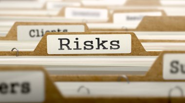 Klasör üzerinde kelime ile risk kavramı.