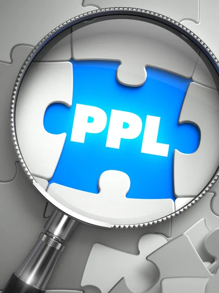 PPL - Pezzo mancante Puzzle attraverso lente di ingrandimento . — Foto Stock