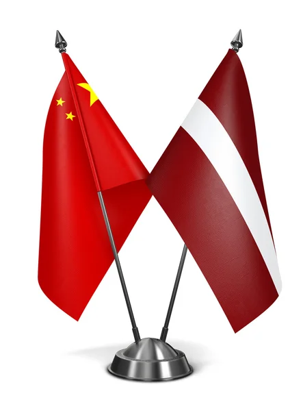 Chiny i Łotwa - miniaturowe flagi. — Zdjęcie stockowe
