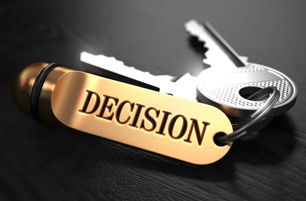 Entscheidungskonzept. Schlüssel mit goldenem Schlüsselanhänger. — Stockfoto