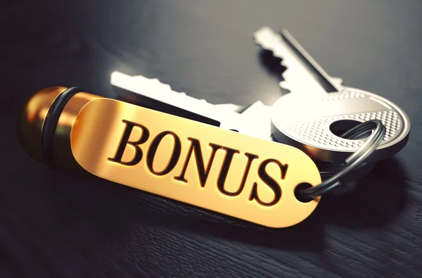 Bonus - mazzo di chiavi con testo sul portachiavi d'oro . — Foto Stock