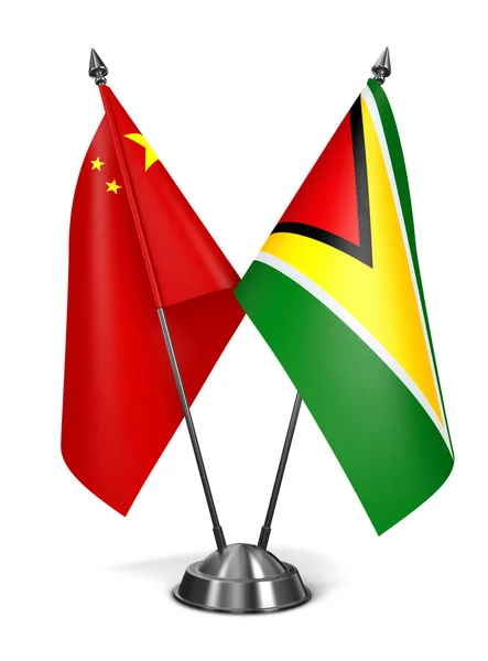 Chiny i Gujana - miniaturowe flagi. — Zdjęcie stockowe