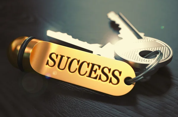 Claves del éxito. Concepto sobre llavero dorado . Fotos de stock