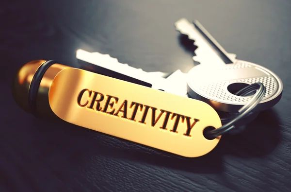 Klucze z wyraz kreatywności na etykiecie złoty. — Zdjęcie stockowe